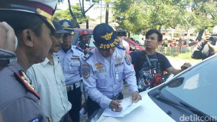 Polantas dan Petugas Dishub di Makassar Razia Taksi Online